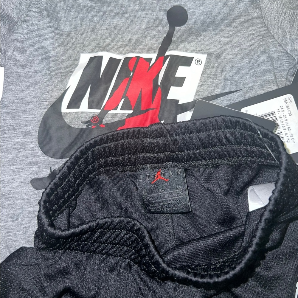✅NWT Jordan Nike Air 2 Piece Infant Set, Size 6 Months - Picture 4 of 4